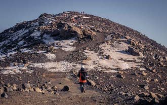 ๋ ์ด์บฌ๋ค์ค ๋ฐ๋ ํ์ฐ ์ง์ญ์์ ์ฐ์ ์ค๋ฅด๋ ์ฌ๋๋ค.