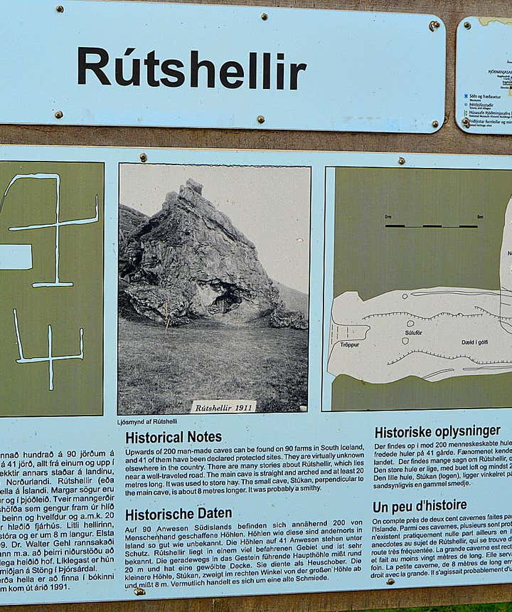 The information sign by Rútshellir cave