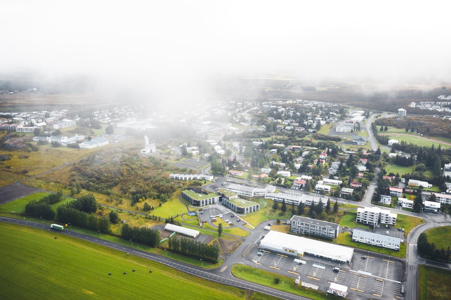 埃伊尔斯塔济机场就位于东部城镇埃伊尔斯塔济