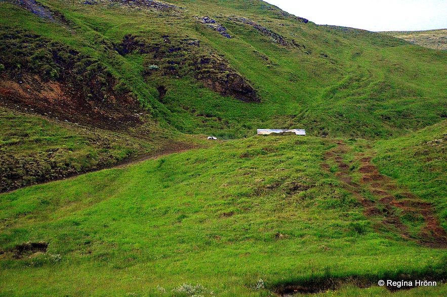 Hrunalaug Natural Hot Pool in South Iceland  - the path leading to the pool