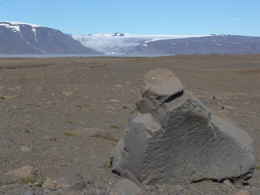 Grettistak by Hvítárvatn, Icelandic Highlands. Someone clearly didn't get the memo about putting the weights back onto the rack.