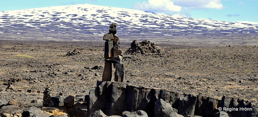 Tourist cairn in Kaldidalur