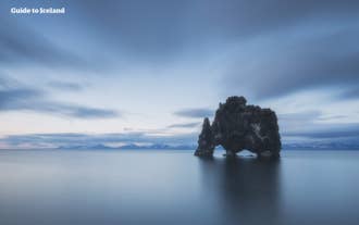 La formation rocheuse Hvitserkur au large de la côte nord-ouest de l'Islande.