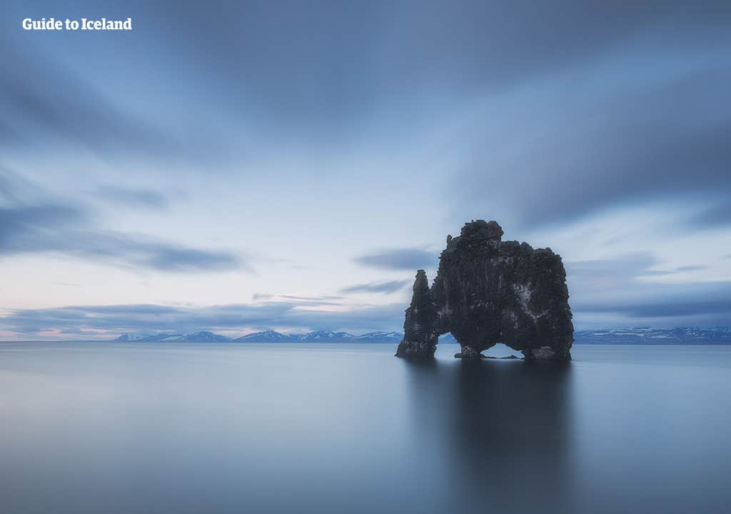 La formation rocheuse Hvitserkur au large de la côte nord-ouest de l'Islande.