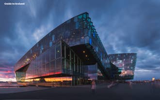 La sala concerti Harpa, situata sulle rive del porto di Reykjavik, fotografata al tramonto.