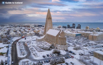 Hallgrimskirkja-kyrkan i centrala Reykjavik, täckt av ett täcke av vintersnö.