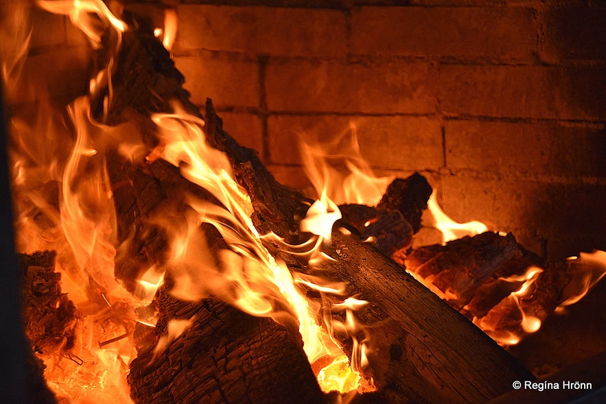 The fireplace in the shelter at Hraunsnef hotel