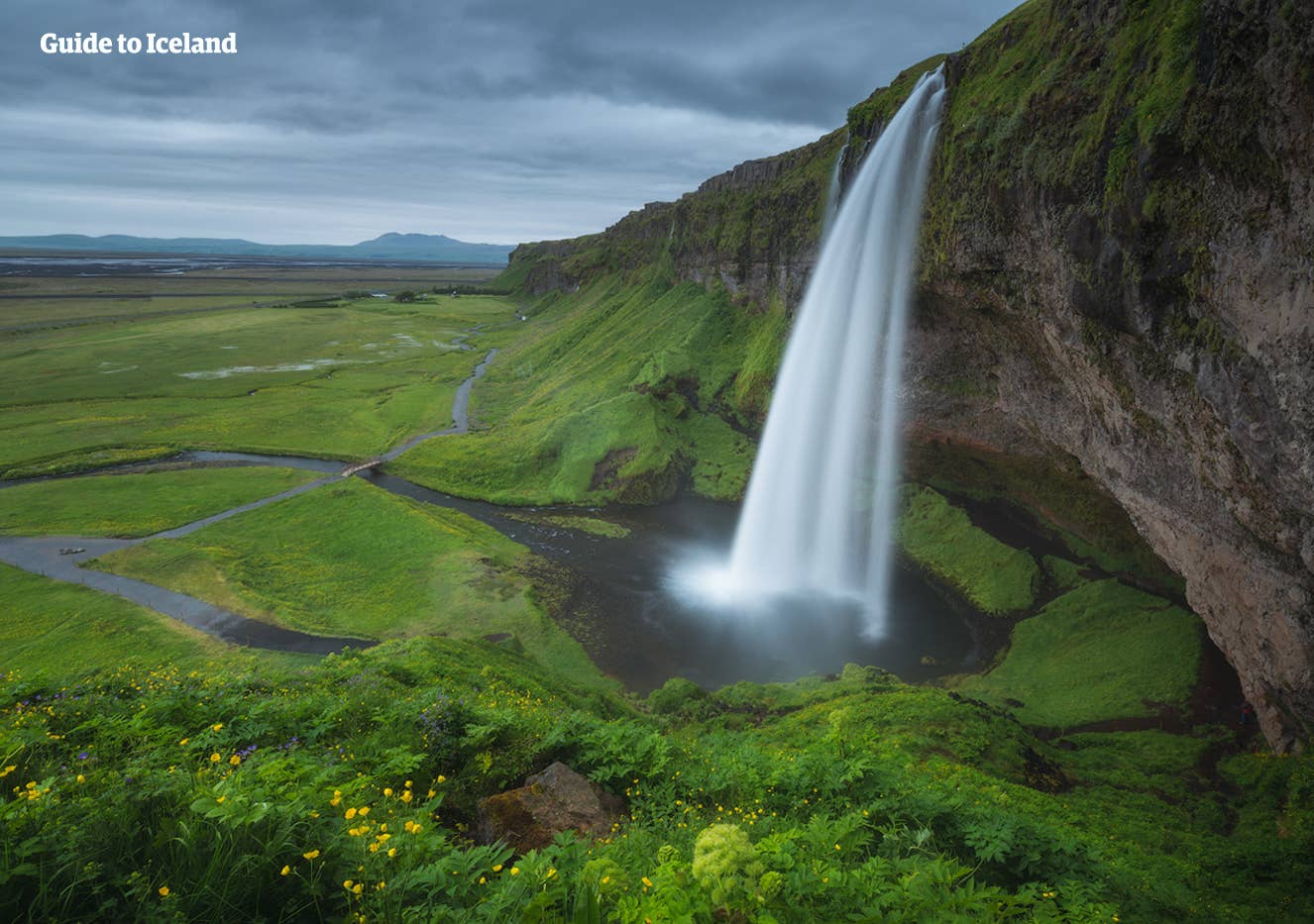 La cascata di Seljalandsfoss, nel popolare itinerario turistico della costa meridionale, lungo la famosa Ring Road d'Islanda.