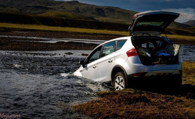 นักท่องเที่ยวพยายามขับรถข้ามแม่น้ำเอง