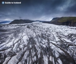 Lodowiec Svinafellsjokull na południowym wybrzeżu Islandii widziany z góry.