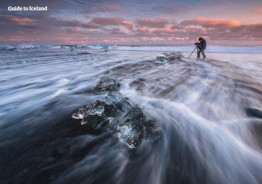 homme prenant des photos de la plage de diamants en Islande