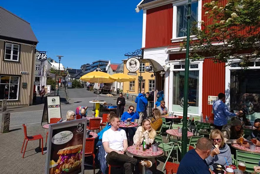 Sæta Svínið是一家有趣的美食酒馆，设有漂亮的室外座位区