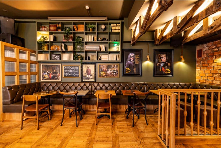 Bastard Brew & Food är en trevlig gastropub där du kan njuta av uppgraderad pubmat, spela dart eller sitta ute på terrassen med något att dricka