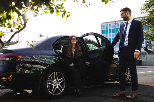 Private Blue Lagoon Roundtrip Transfer in Luxury Vehicle