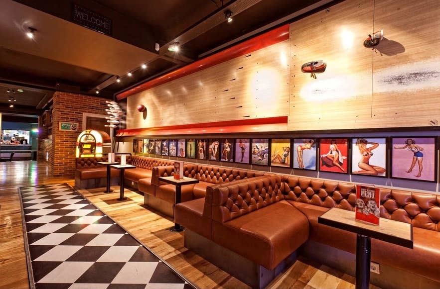 Lebowski Bar är en cool bar inspirerad av filmen The Big Lebowski, med ett stort urval av White Russian-drinkar