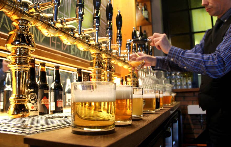 Die Skúli Craft Bar bietet eine große Auswahl an lokal gebrautem Bier vom Fass.