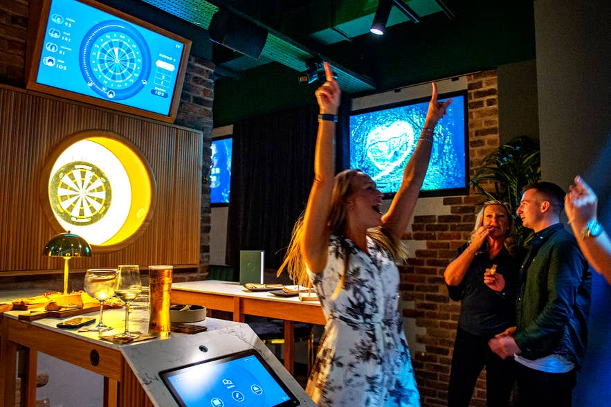 Oche è un locale divertente dove giocare a freccette o shuffleboard, cantare al karaoke e gustare cibo e bevande.