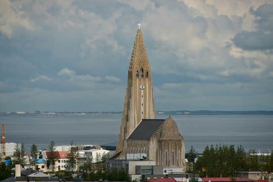 レイキャビクでの自由時間付き!10日間ガイドと巡るアイスランド周遊サマーパッケージ