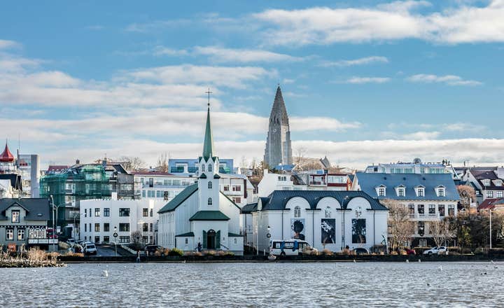 Kyrkan som syns vid dammen i Reykjavik har ett grönt tak.
