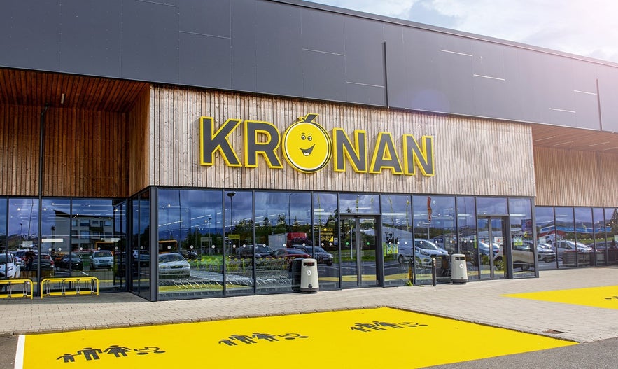 Krónan est une chaîne de supermarchés à petit budget proposant des produits d'épicerie et autres produits de première nécessité à prix abordable