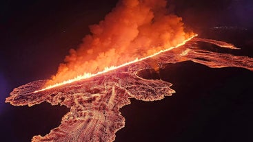 Lava che si innalza in aria dalla faglia nella penisola di Reykjanes.