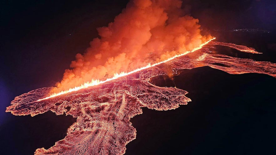 La fila di vulcani di Sundhnukagigar ha ricominciato a eruttare il 23 agosto 2024, sulla penisola di Reykjanes in Islanda