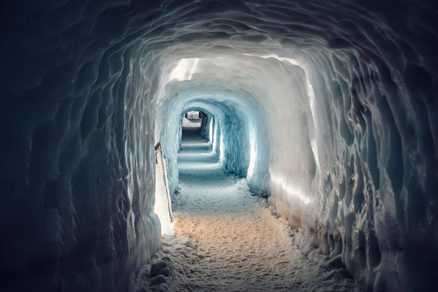 Es necesario ponerse un equipo de protección para visitar una cueva de hielo.