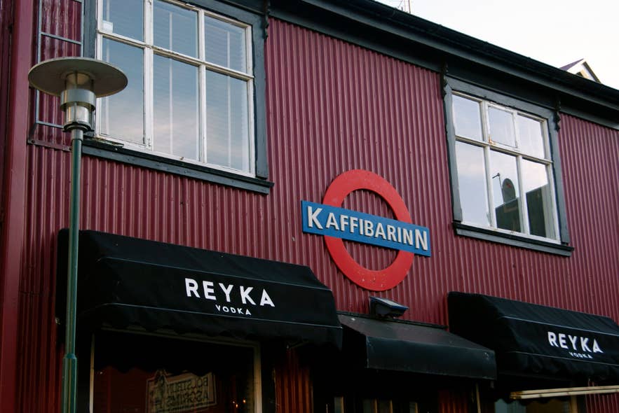 Außenansicht von Kaffibarinn, einer berühmten Bar des Nachtlebens im Zentrum von Reykjavík.