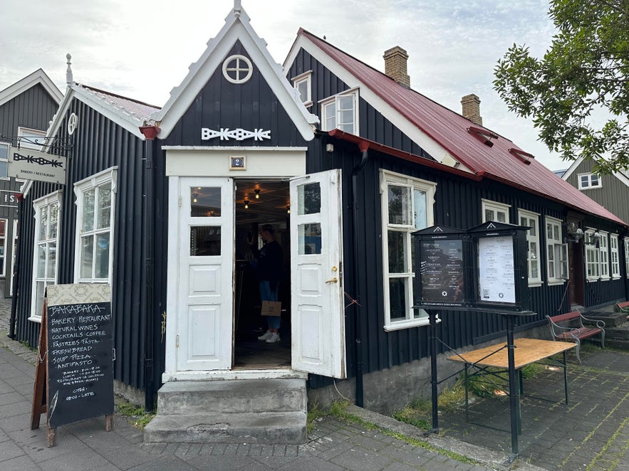 Bankastraeti har några av Reykjaviks äldsta byggnader.