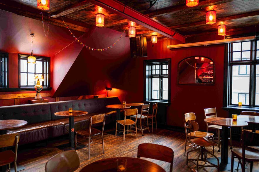 Interni accoglienti del Rontgen Nightclub con luci calde e arredi vintage, uno dei migliori locali notturni di Reykjavik.