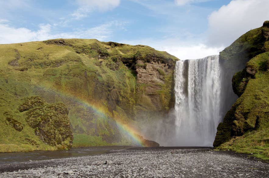 Skogafoss waterval is een van de hoogtepunten van IJsland.