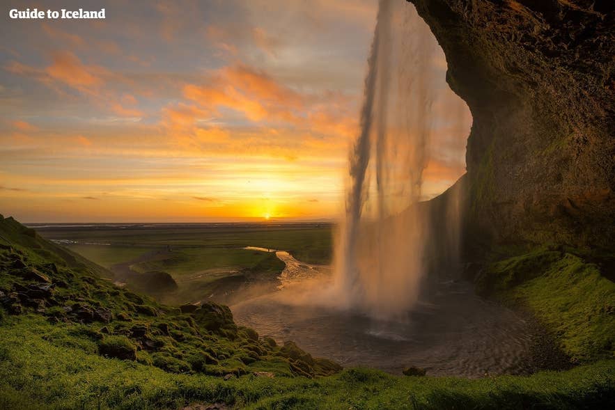 Op de wandeling tussen Seljalandsfoss en Gljufrafoss watervallen in Zuid-IJsland