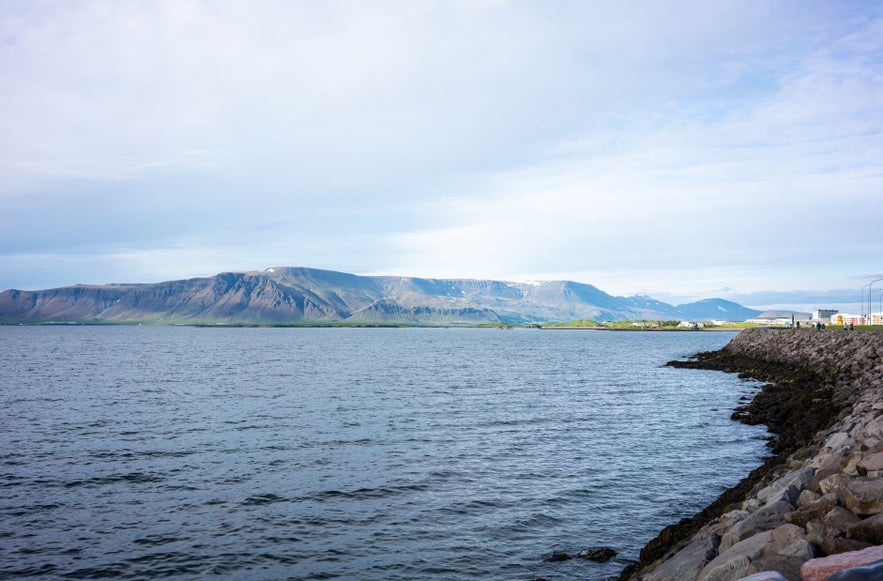 Der Berg Esjan ist der größte Berg in der Nähe von Reykjavik.