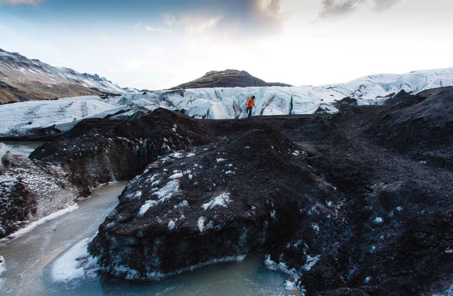 Le glacier Solheimajokull est le lieu de randonnée sur glacier le plus populaire d'Islande.