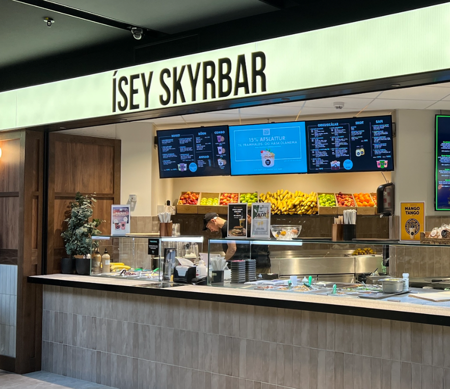 boy working at ísey skyr bar in kringlan