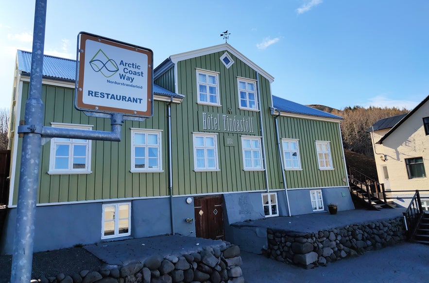 Jarlstofa ist ein charmantes Restaurant in Nordisland, dasin einem historischen Gebäude untergebracht ist.