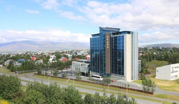 Widok z drugiej strony hotelu Reykjavik Grand.