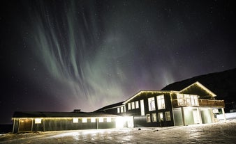 Die Nordlichter tanzen über dem Hotel Efstidalur.