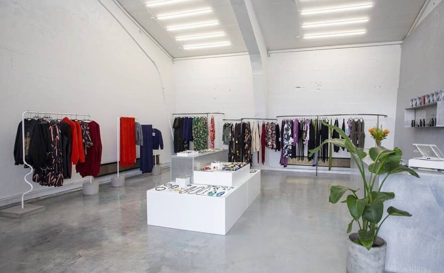 Minimalistisch interieur van Kiosk Store in de wijk Grandi in Reykjavik, IJsland, met lokaal ontworpen kleding en accessoires in een lichte, moderne ruimte met strakke lijnen en zorgvuldig samengestelde displays.