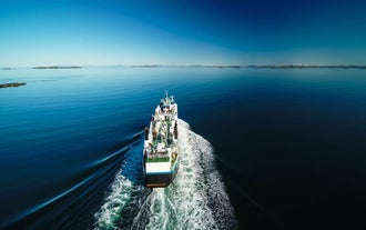Le ferry Baldur navigue dans le bleu de l'océan Atlantique par une journée d'été.