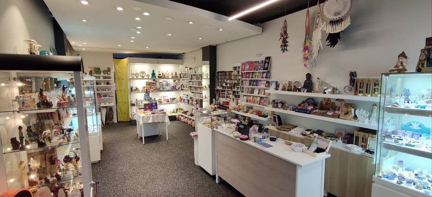 Interiøret i gavebutikken Gjafir Jarðar i Reykjavik, Island, med hylder fyldt med krystaller, drømmefangere, håndlavet kunsthåndværk, spirituelle bøger og unikke islandske souvenirs i et lyst og indbydende lokale.