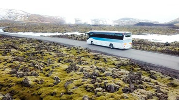 Autobús de ida de Reikiaivik a la Laguna Azul (Blue Lagoon)