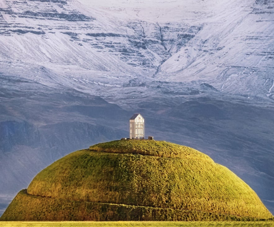 레이캬비크의 멋진 전망을 감상하며 투파 예술 작품을 걸어 올라갈 수 있습니다. 레이캬비크의 멋진 전망을 감상하며 투파 예술 작품을 걸어 올라갈 수 있습니다.