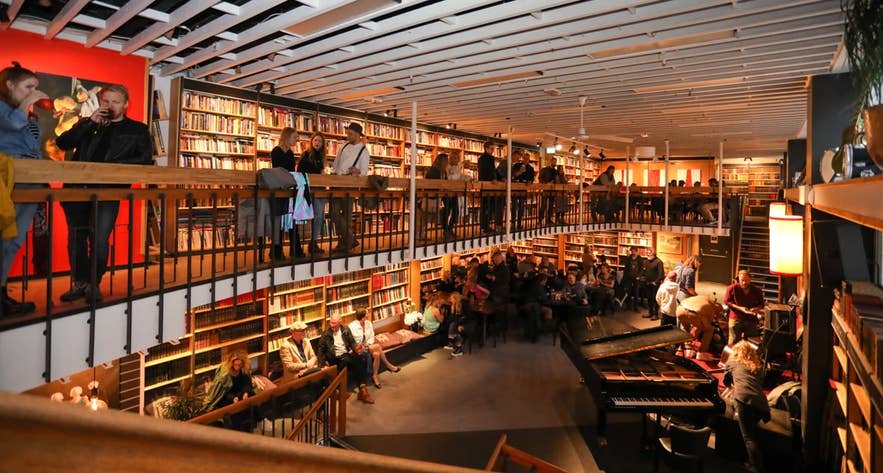 การแสดงดนตรีสดภายในร้านหนังสือ Hús Mál og Menningar ในเรคยาวิก