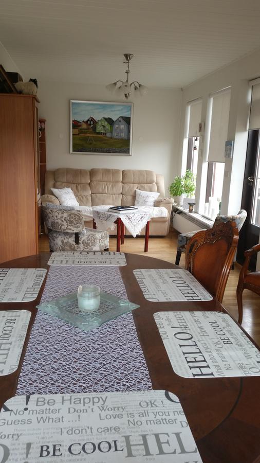  De lichte en gezellige woonkamer van het Laugar Guesthouse.