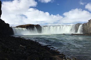 Den spektakulære fossen Godafoss på Nord-Island.