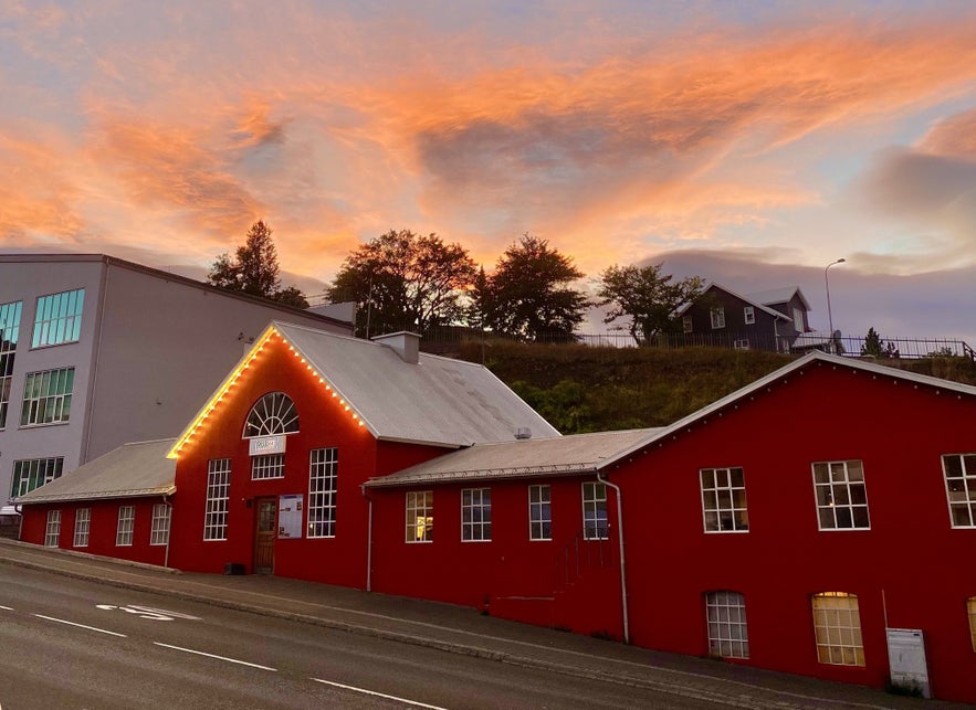 Rub23 is located in a charming red house in central Akureyri