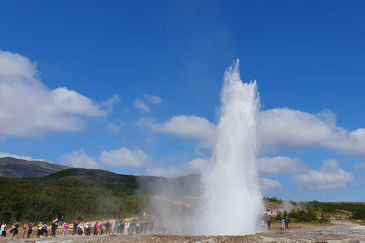 Der Geysir namens Strokkur bricht alle fünf bis zehn Minuten aus.