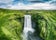 Chute d'eau de Skogafoss lors d'une journée d'été en Islande.