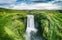 Chute d'eau de Skogafoss lors d'une journée d'été en Islande.